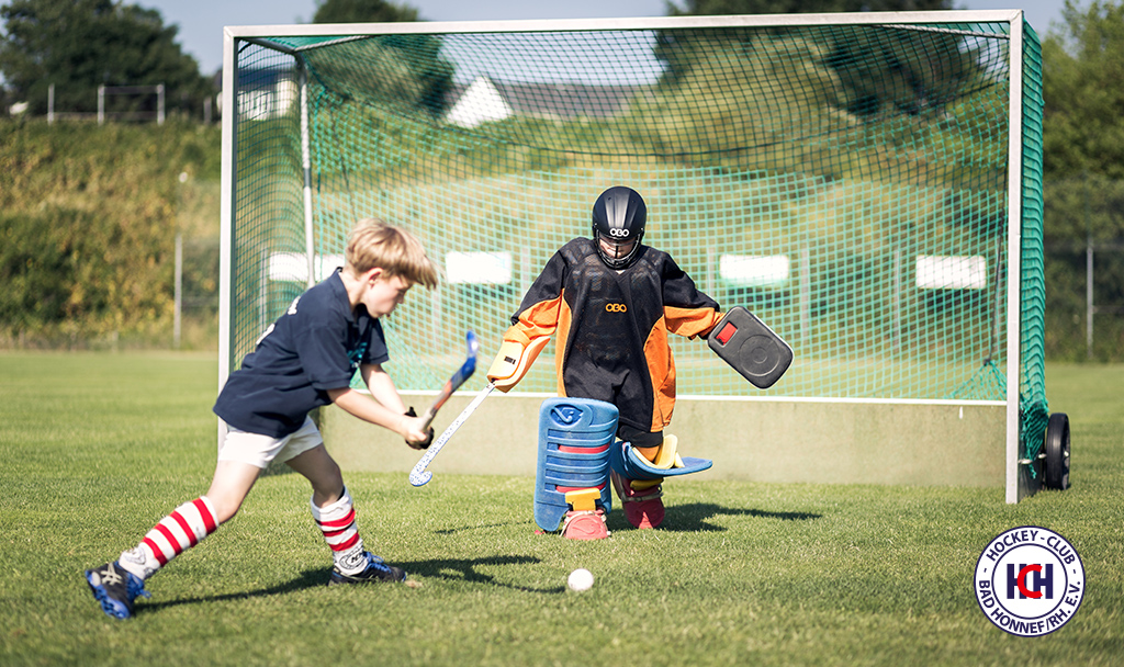 Nachwuchsspieler mit Schläger und Ball beim HC Bad Honnef