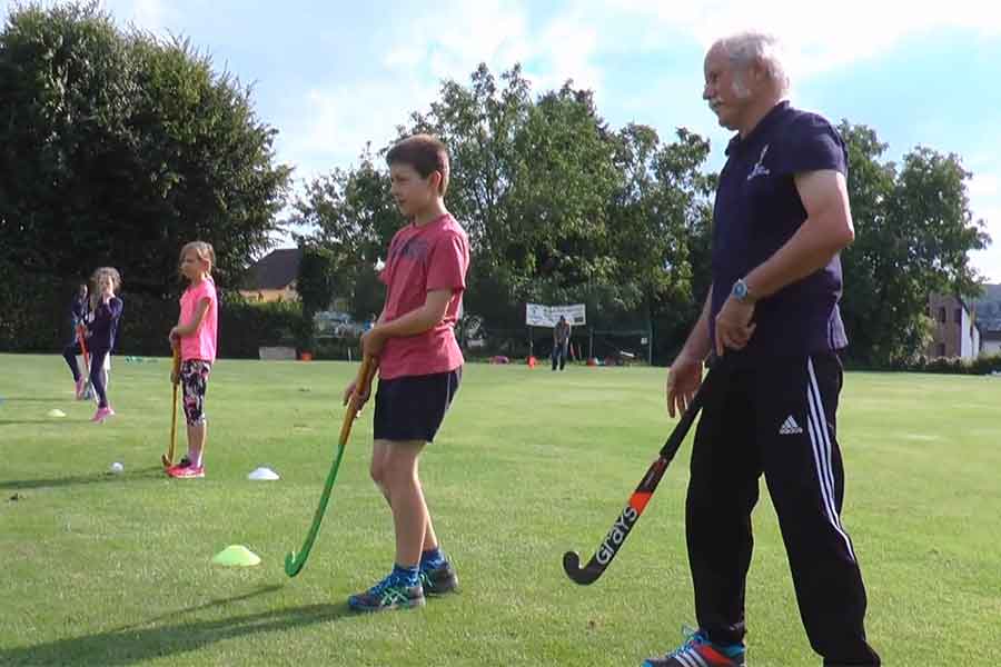 Sportplatz Kommune: Kinder trainieren in den Ferien beim HCH