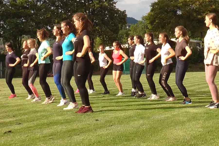 Blau-Weiß-Tanzgruppen trainieren auf dem Hockeyplatz